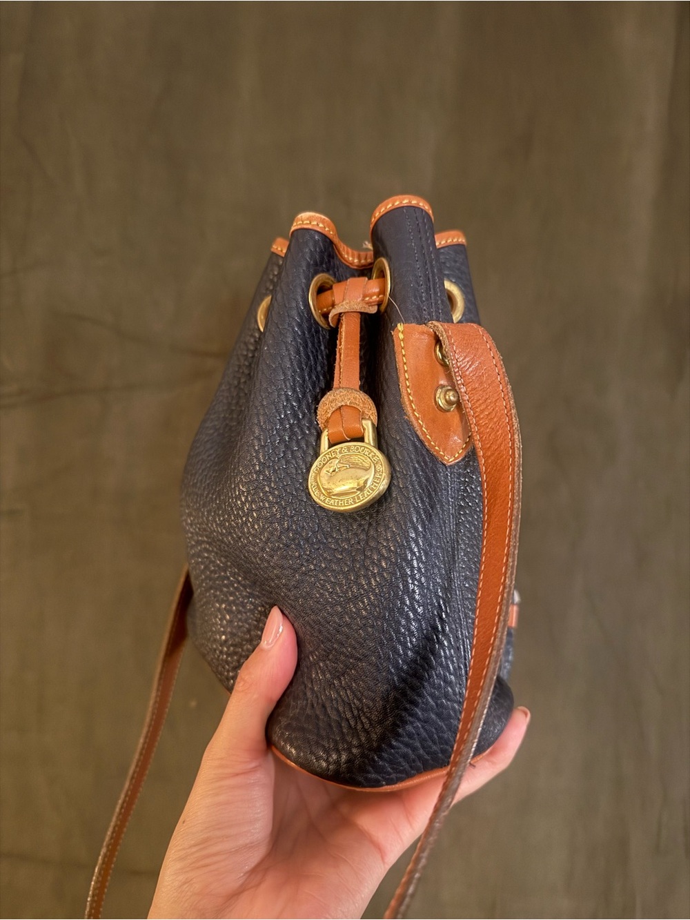 Vintage Dooney & Bourke Navy Pebble Leather Drawstring Crossbody with Tan Trim - Picture 5 of 6